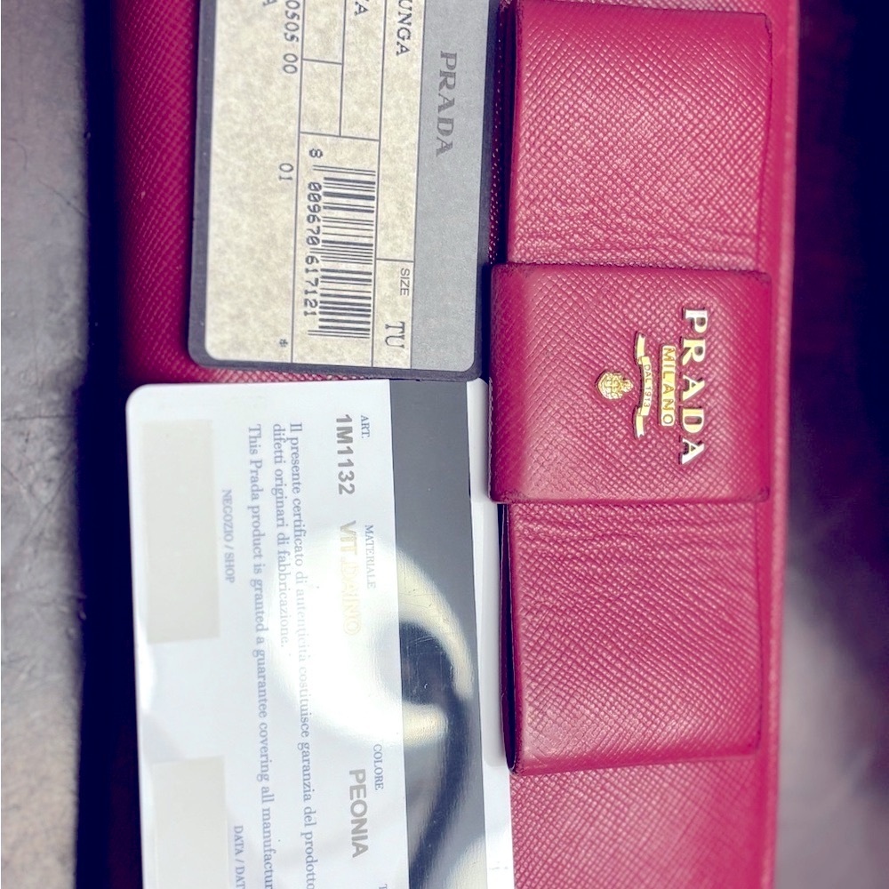 This is an authentic PRADA Saffiano Fiocco Bow Zip Around Wallet.